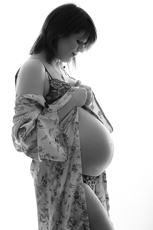 Photo de grossesse réalisée à Meaux, où la future maman porte un déshabillé