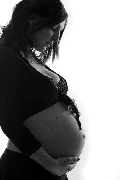 Une future maman pose pour un shooting grossesse à Meaux