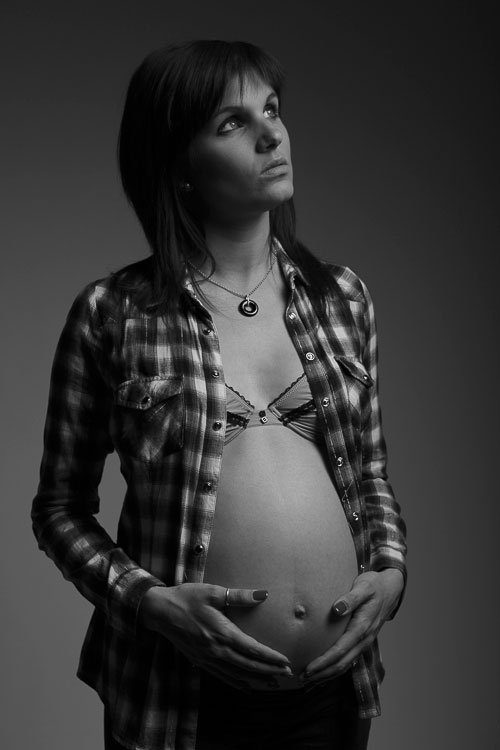 Photo de grossesse réalisée lors d'un shooting grossesse en studio à Meaux