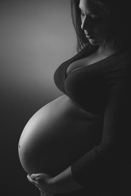 Photo grossesse noir et blanc réalisée en studio à Meaux